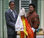 Mr. Tadanori Takada presents the paper cranes to Mr. Teruyuki Yokose